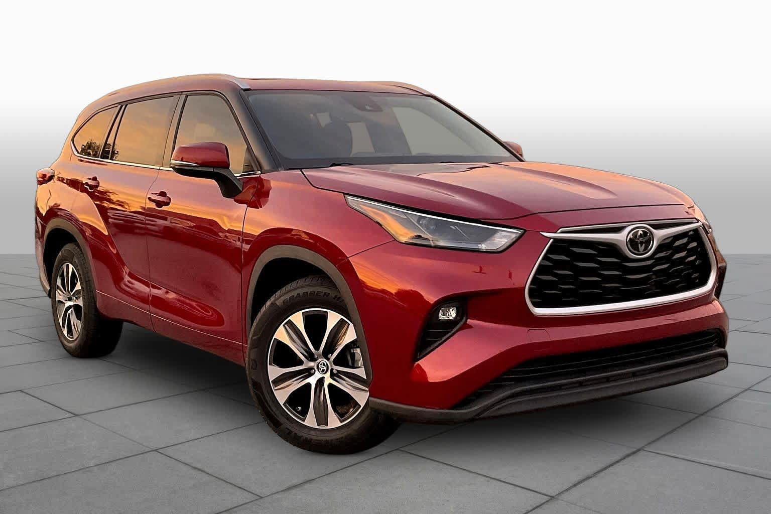 Used 2022 Toyota Highlander XLE FWD image 3