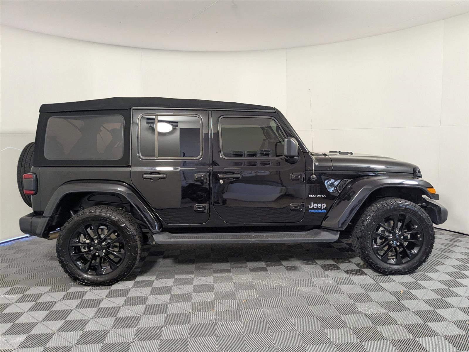Used 2021 Jeep Wrangler Unlimited Sahara w/ Cold Weather Group image 4