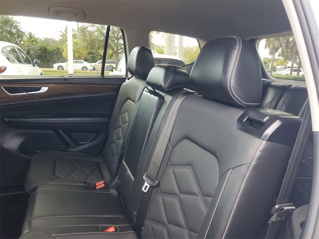 Used 2025 Volkswagen Atlas SE image 13