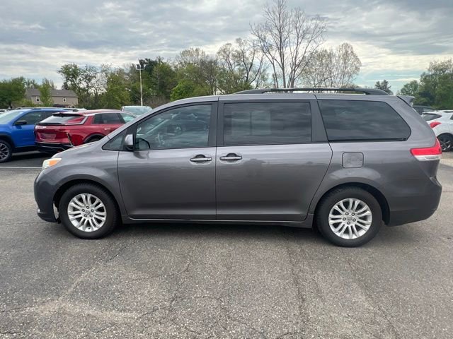 Used 2011 Toyota Sienna XLE w/ Entertainment Pkg FWD image 2