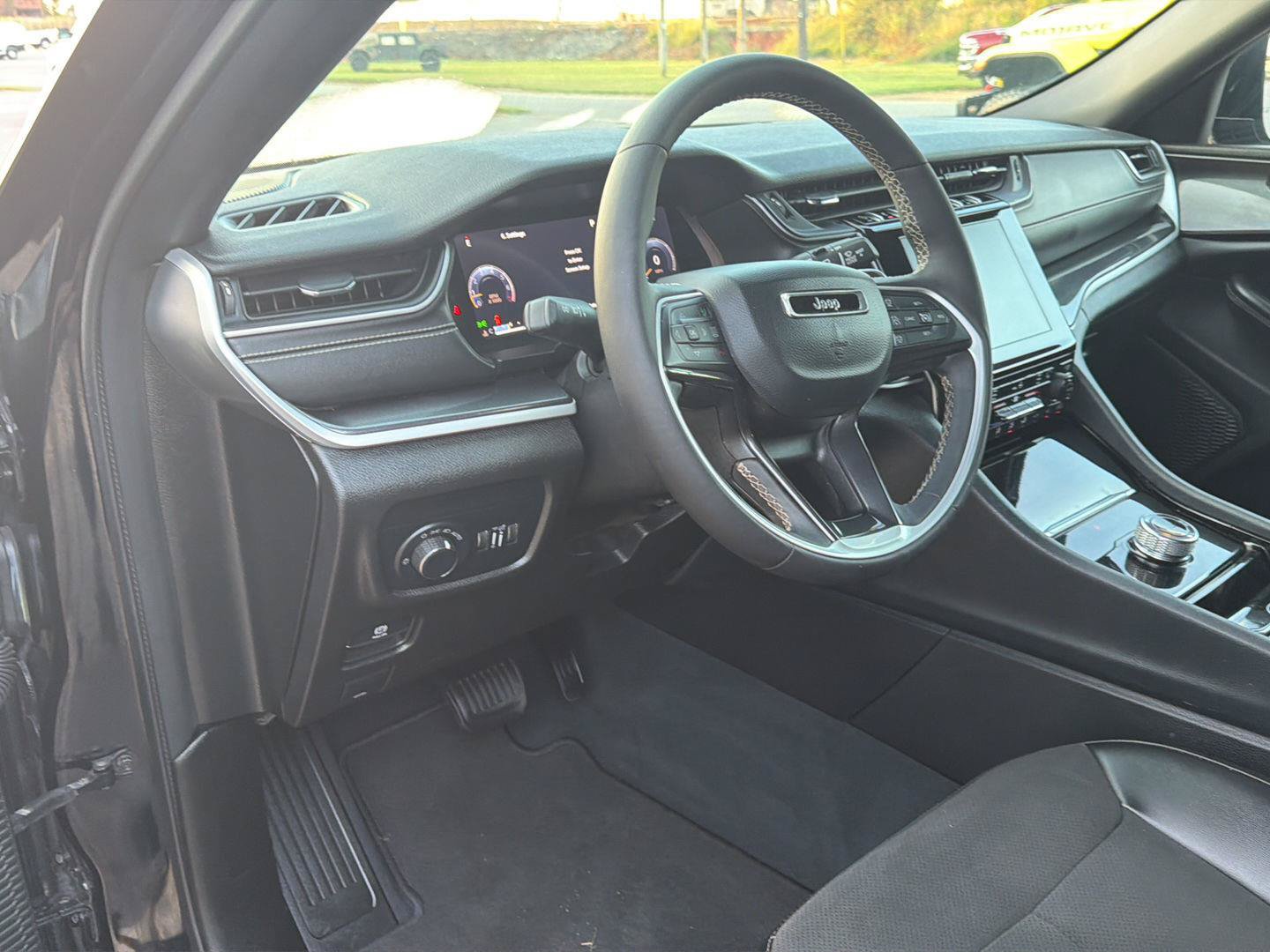 Used 2023 Jeep Grand Cherokee Altitude AWD/4WD image 4