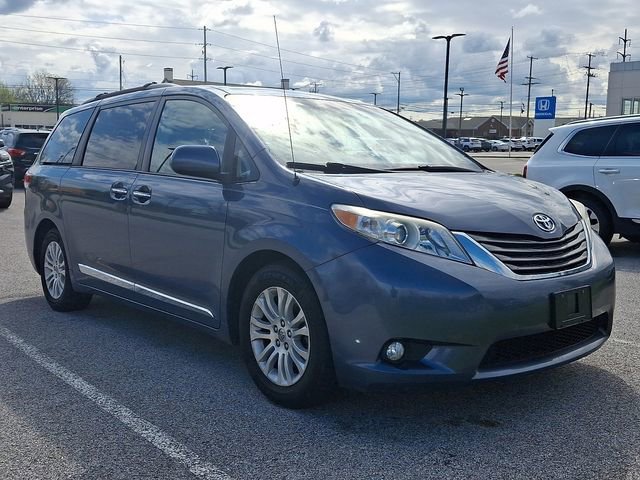 Used 2013 Toyota Sienna XLE w/ Entertainment Pkg image 1