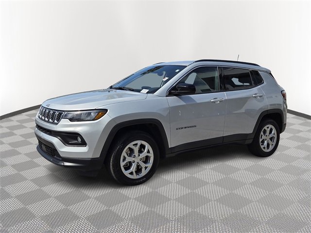 Used 2024 Jeep Compass Latitude image 2