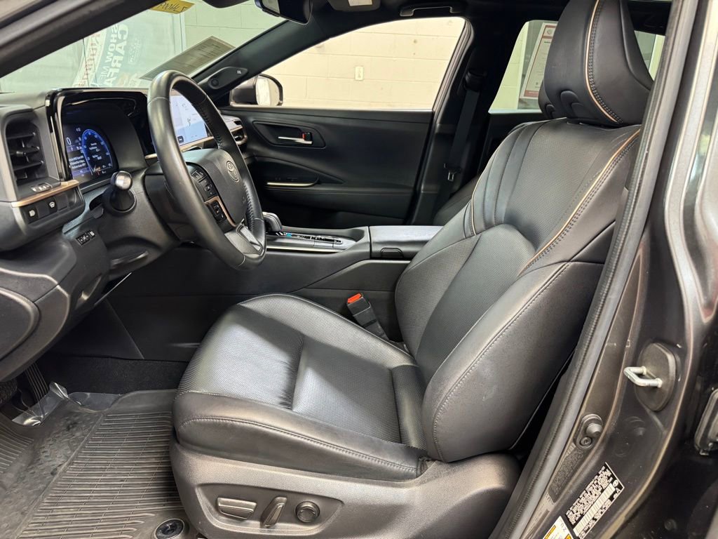 Used 2023 Toyota Crown Limited image 12