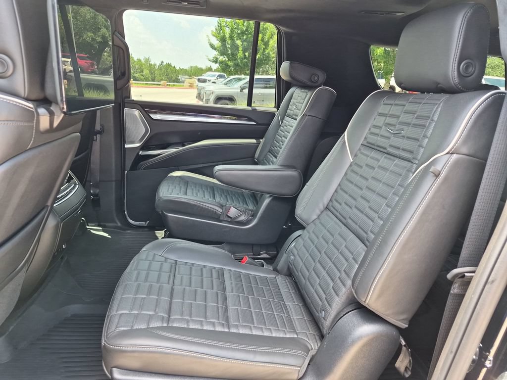 Used 2025 Cadillac Escalade ESV Sport Platinum w/ LPO, ONYX Package AWD/4WD image 38