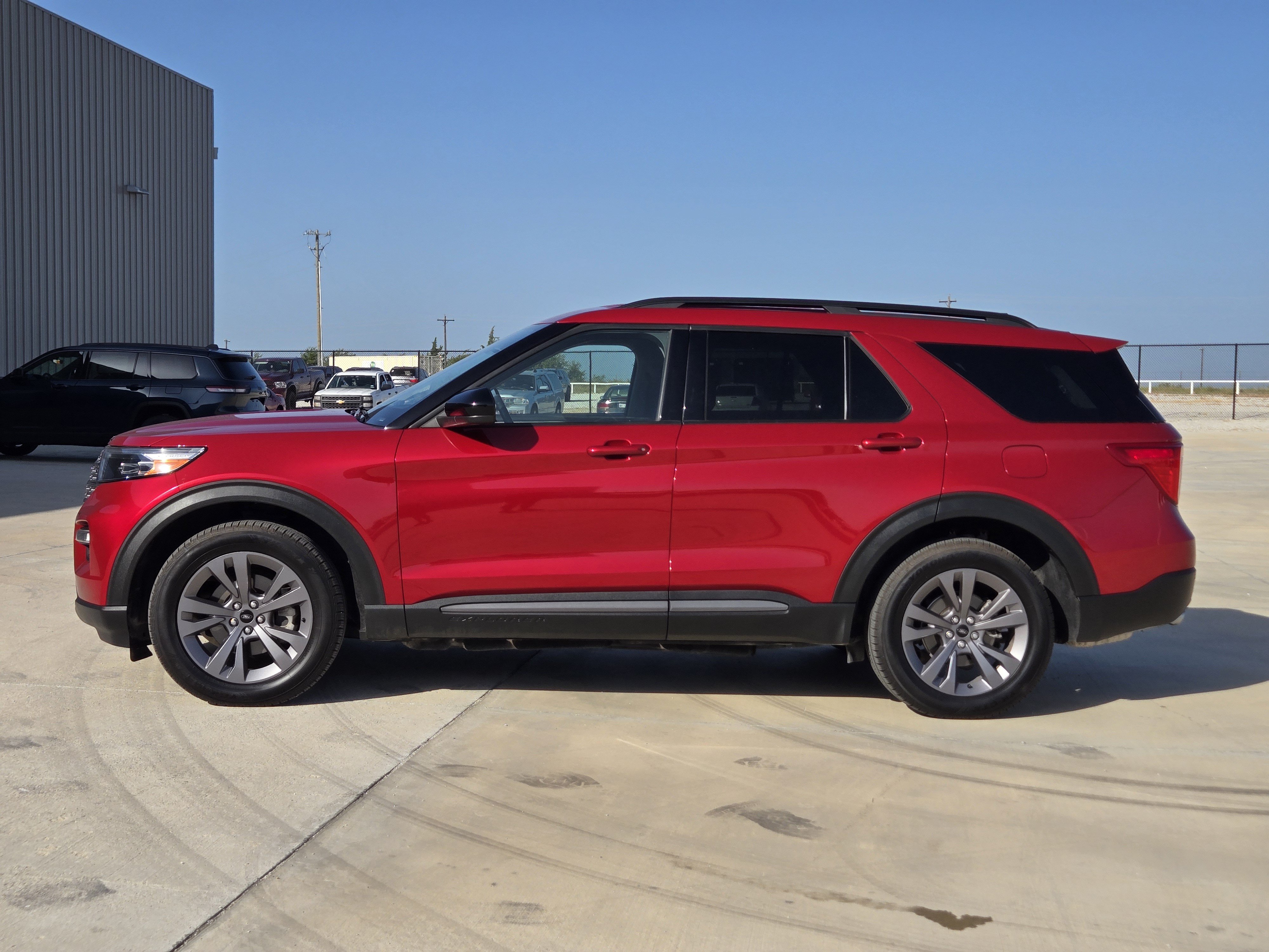 Used 2022 Ford Explorer XLT w/ Equipment Group 202A AWD/4WD image 5