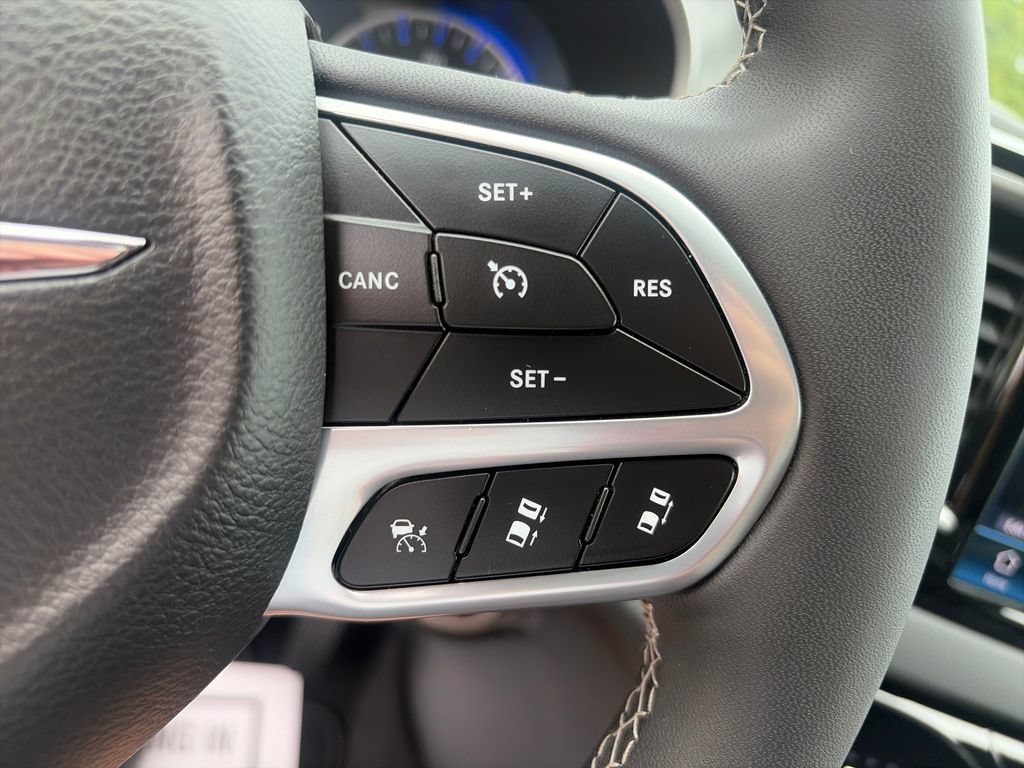 Used 2026 Chrysler Pacifica Select FWD image 34