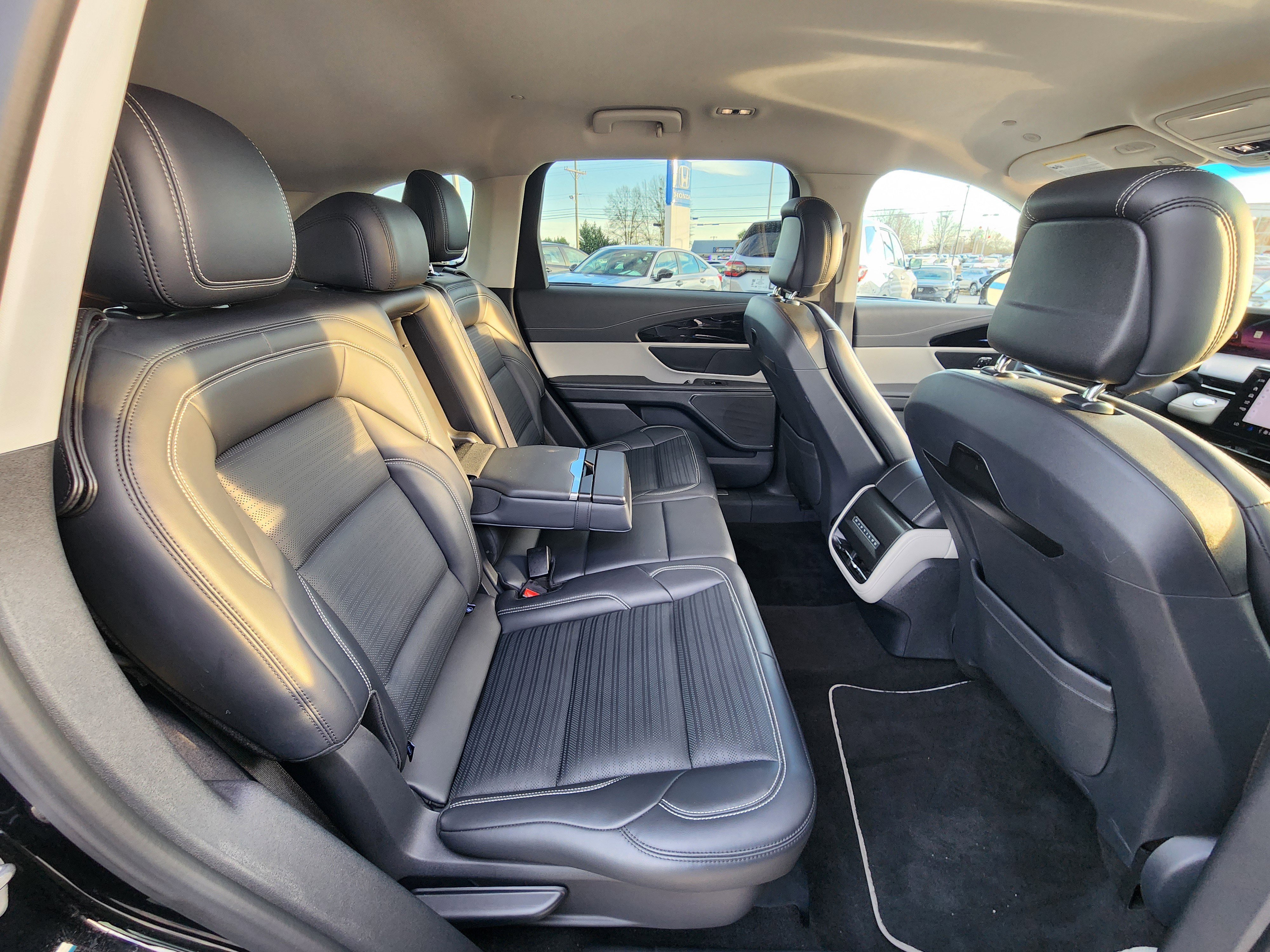 Used 2024 Lincoln Nautilus Reserve image 13