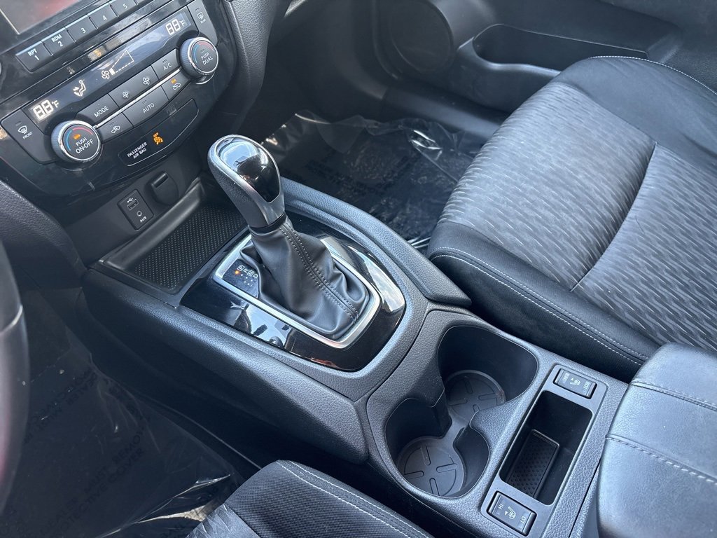 Used 2017 Nissan Rogue SV image 18