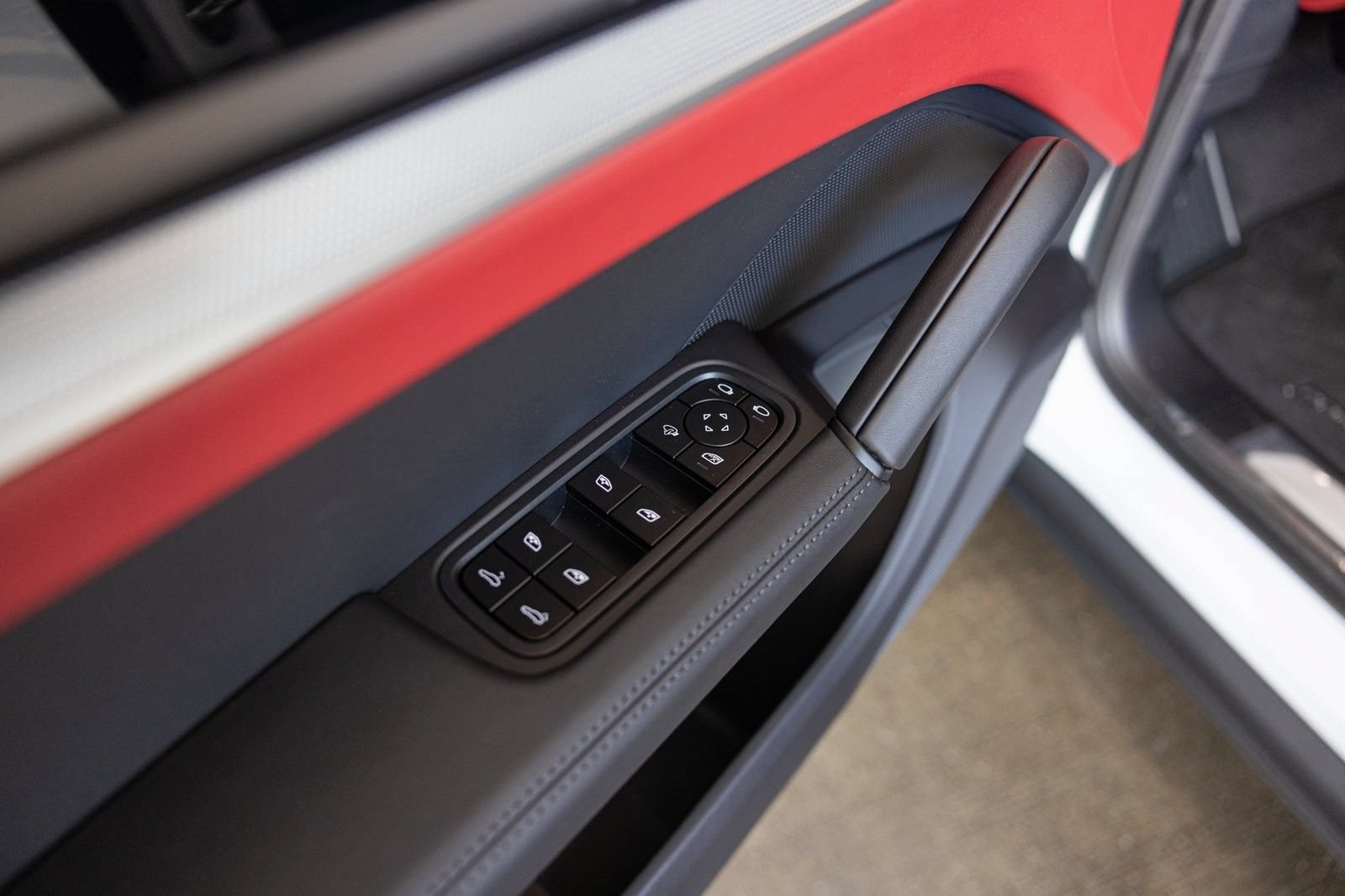 New 2024 Porsche Cayenne Coupe AWD/4WD image 28