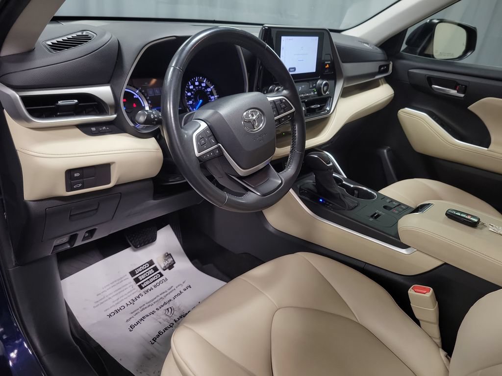 Used 2023 Toyota Highlander XLE FWD image 16