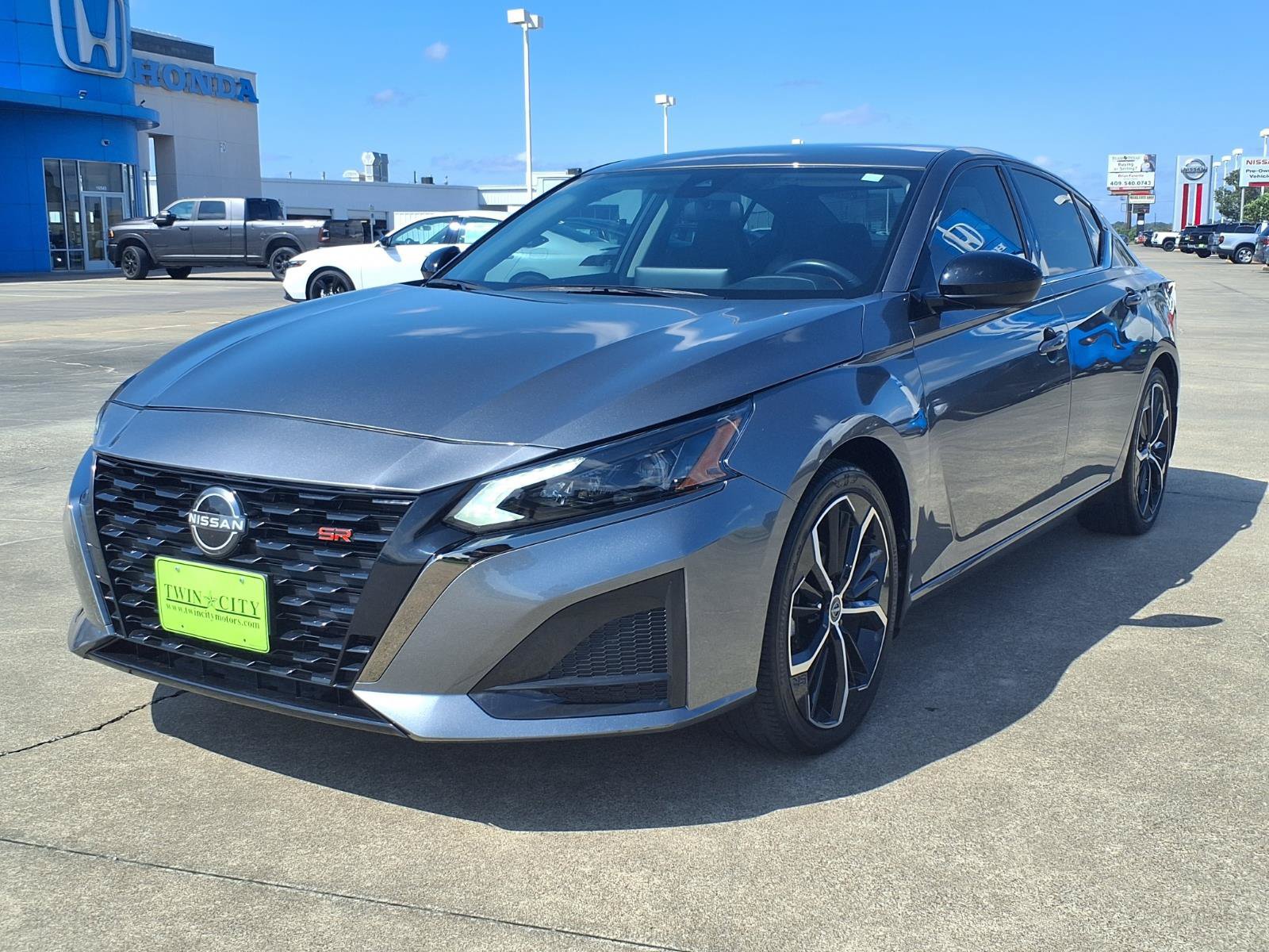 Used 2024 Nissan Altima 2.5 SR w/ SR Premium Package FWD image 3