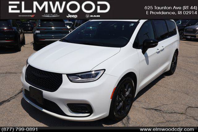 Certified 2026 Chrysler Pacifica Limited w/ S Appearance Package FWD image 1
