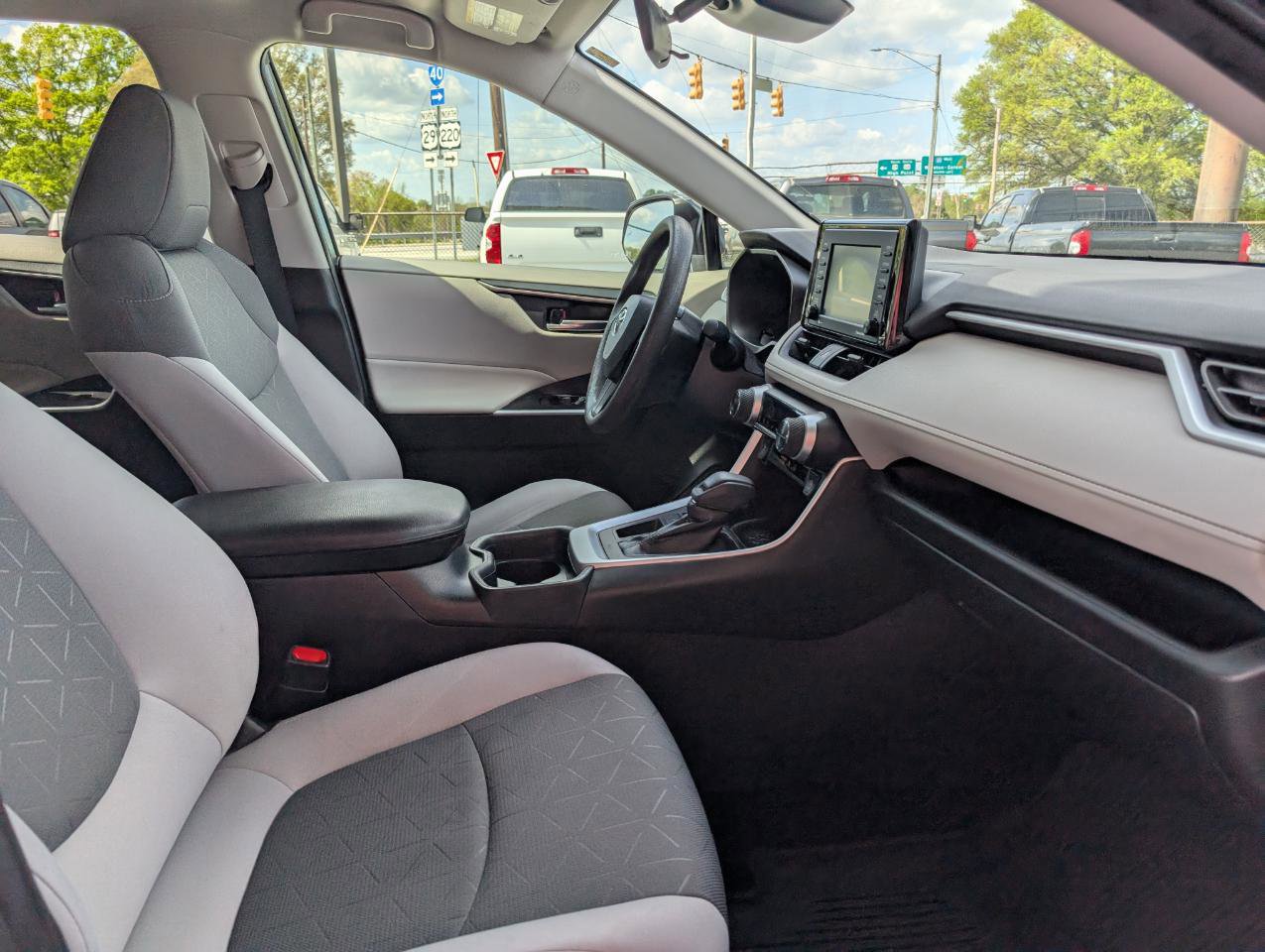 Used 2020 Toyota RAV4 XLE image 22