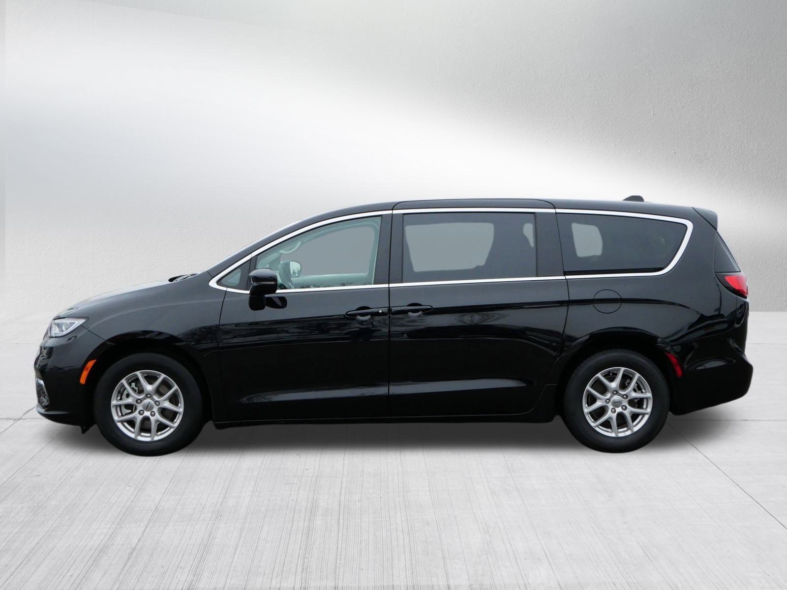 Used 2024 Chrysler Pacifica Touring-L image 4
