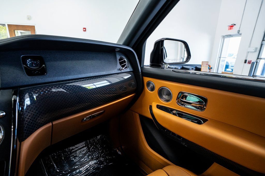 Used 2022 Rolls-Royce Cullinan Black Badge AWD/4WD image 53