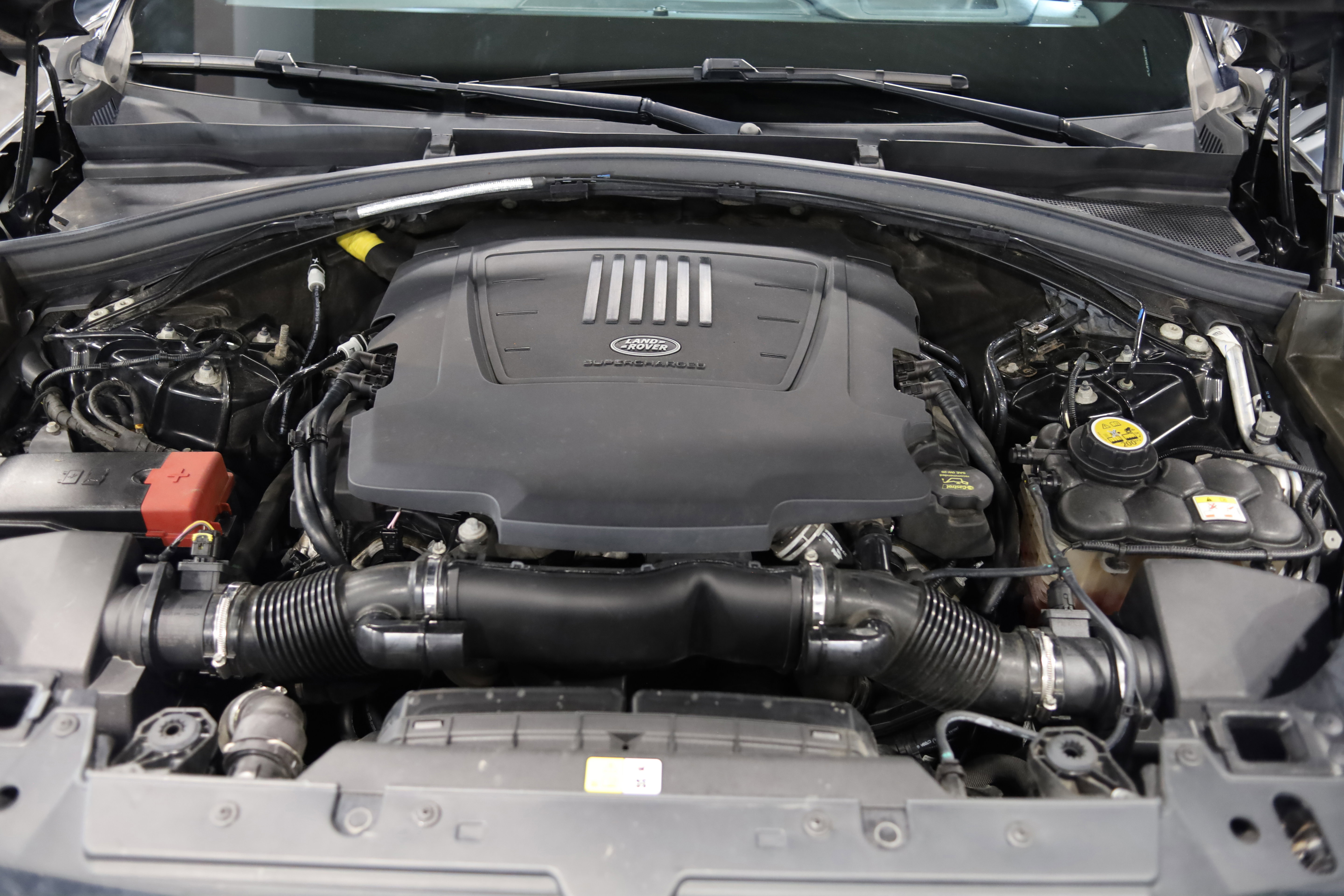 Used 2019 Land Rover Range Rover Velar R-Dynamic SE image 39
