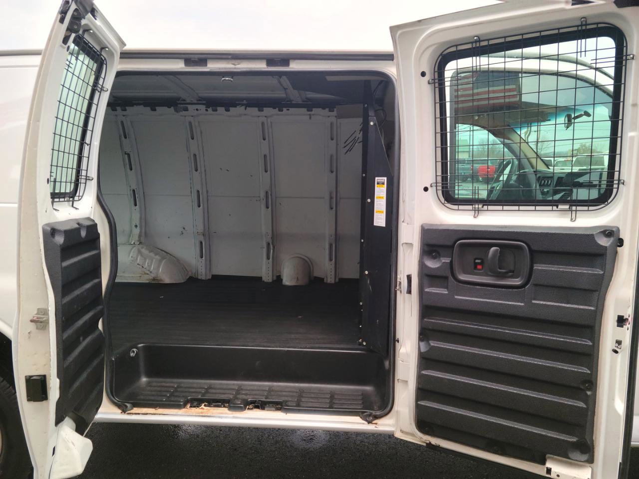 Used 2011 Chevrolet Express 2500 image 15