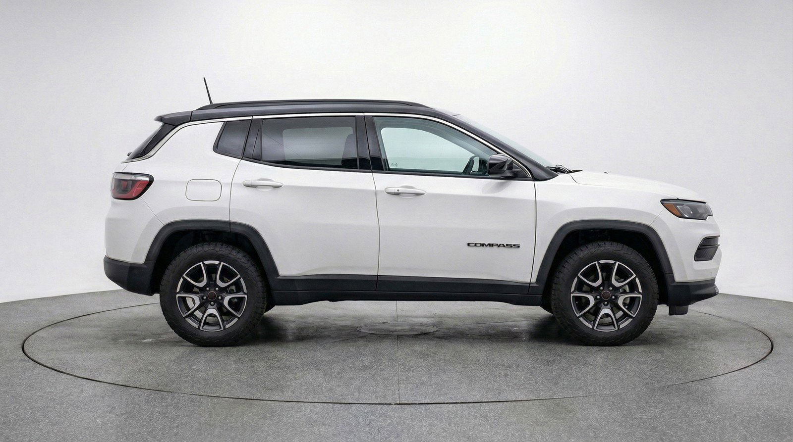 Used 2025 Jeep Compass Trailhawk image 11