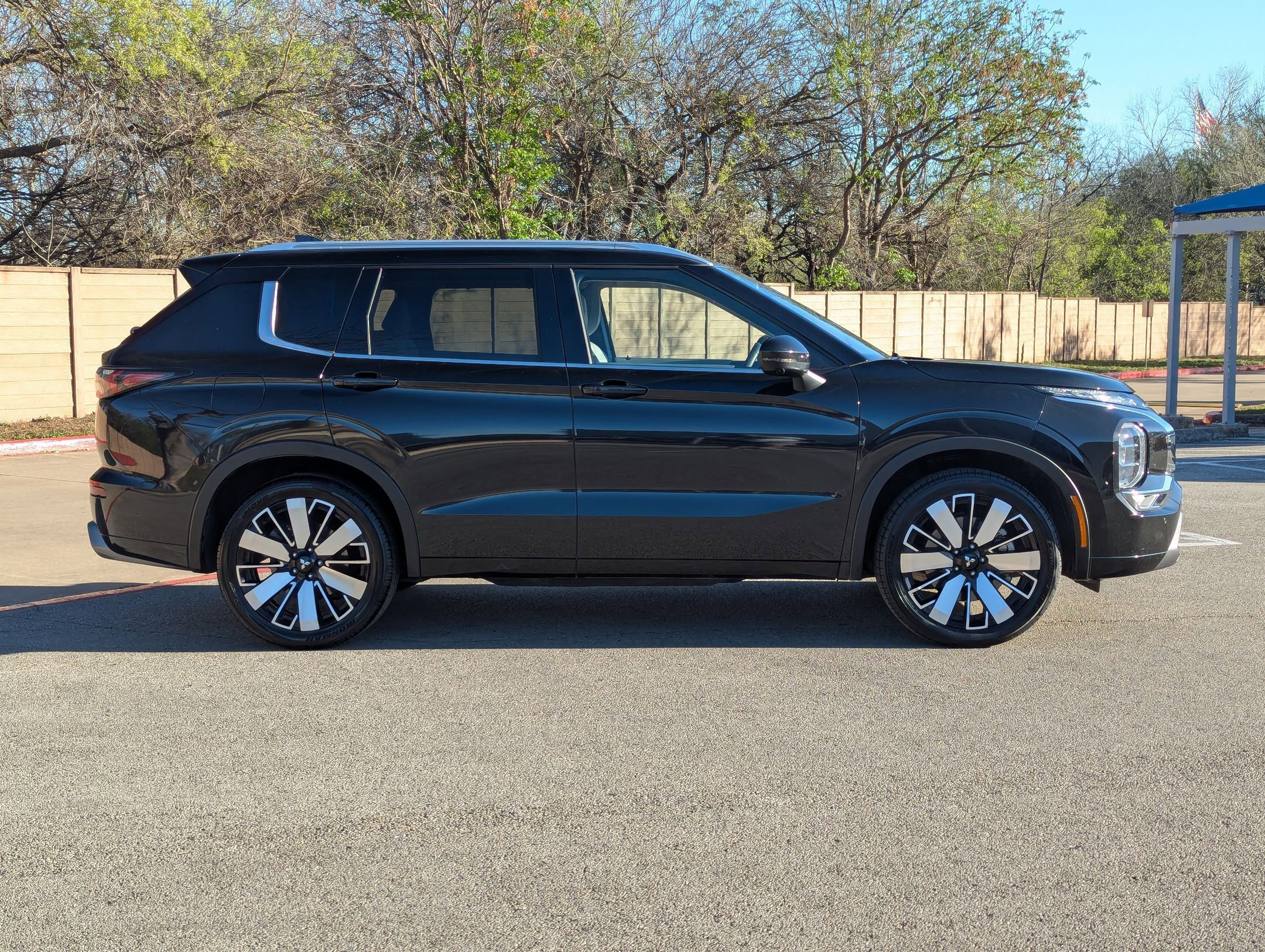 Used 2025 Mitsubishi Outlander SEL image 2