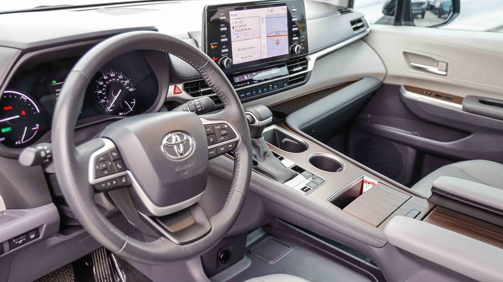 Used 2024 Toyota Sienna XLE w/ XLE Plus Package FWD image 25