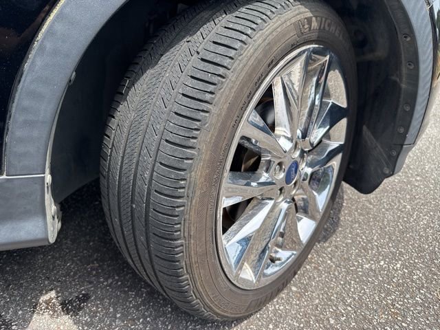 Used 2016 Ford Escape SE w/ SE Chrome Package FWD image 2