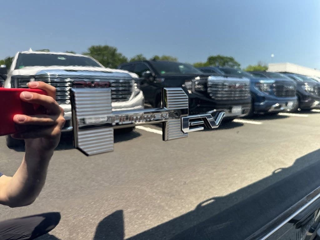 New 2025 GMC Hummer EV 2X w/ LPO, Dark Essentials Package image 64
