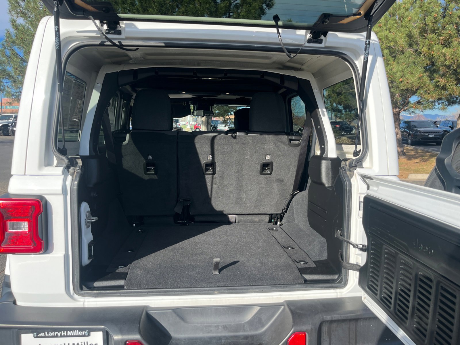 Used 2024 Jeep Wrangler Sahara image 34