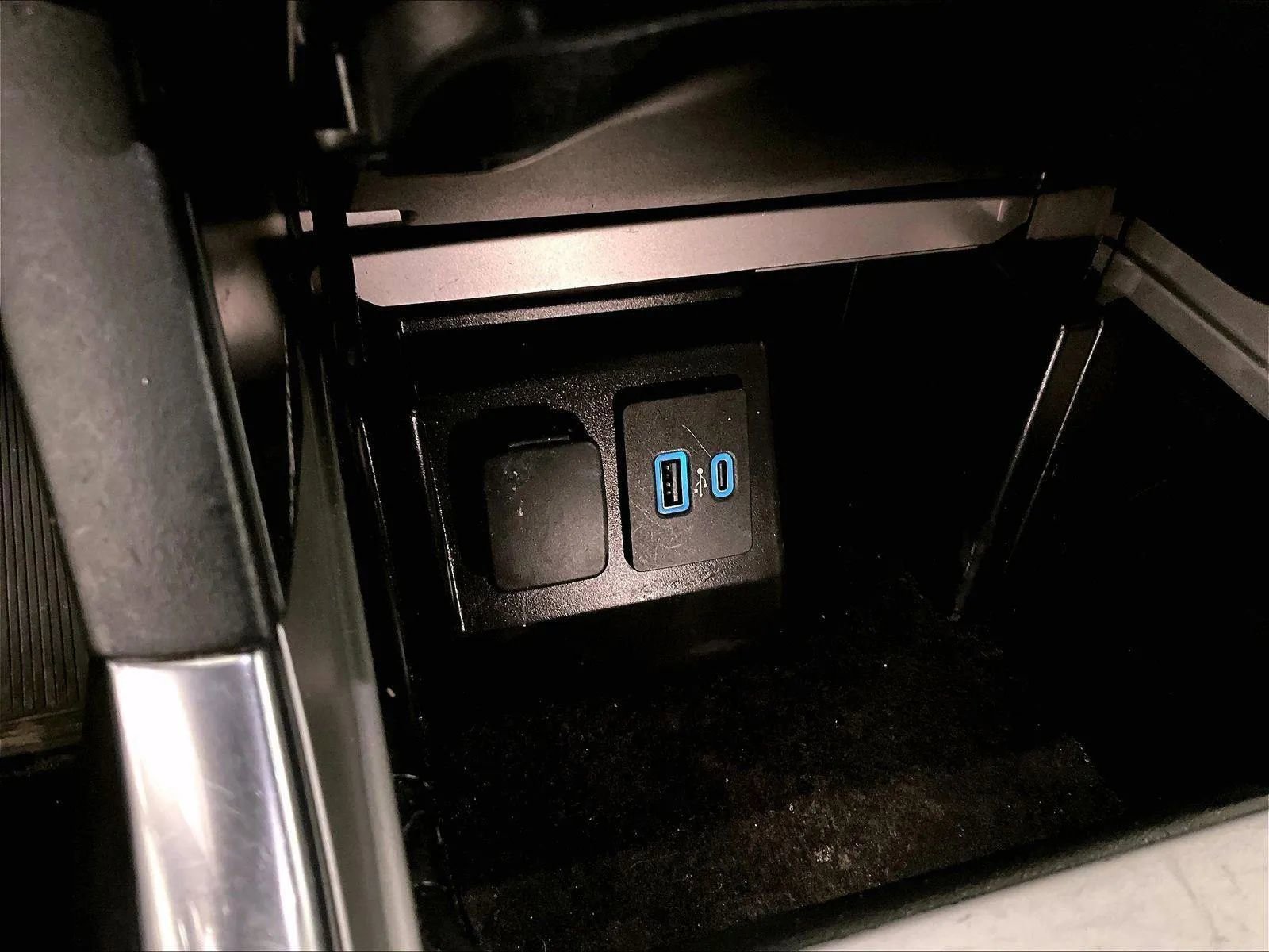 Used 2022 Ford Explorer XLT w/ Equipment Group 202A AWD/4WD image 32