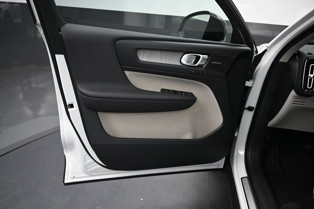 New 2026 Volvo XC40 B5 Plus w/ Climate Package AWD/4WD image 9