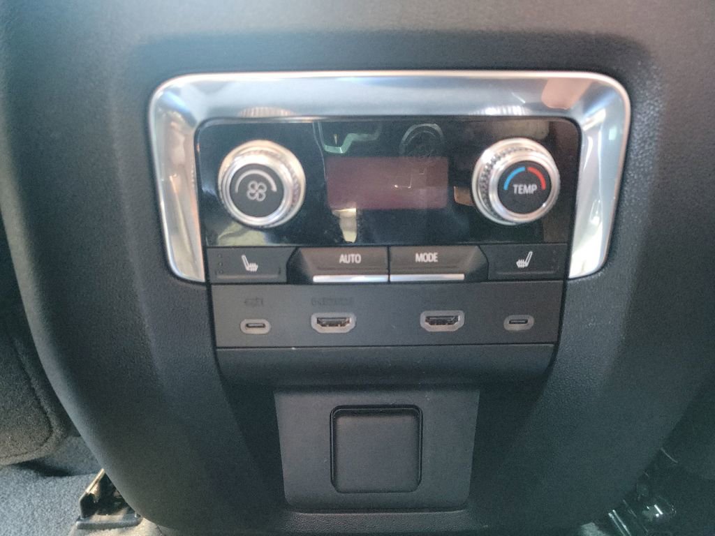 Used 2023 GMC Yukon Denali Ultimate image 13