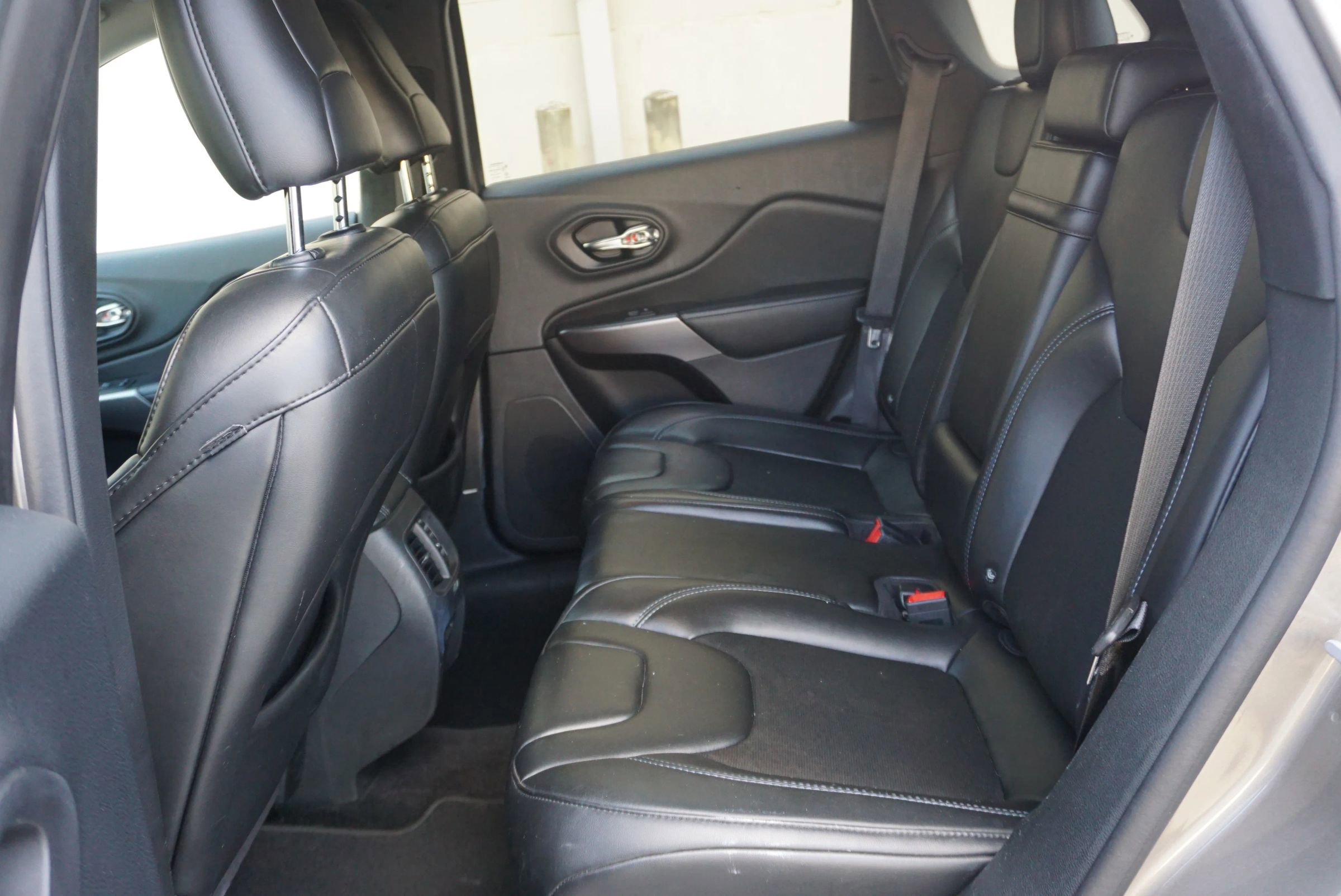 Used 2019 Jeep Cherokee Latitude Plus image 19