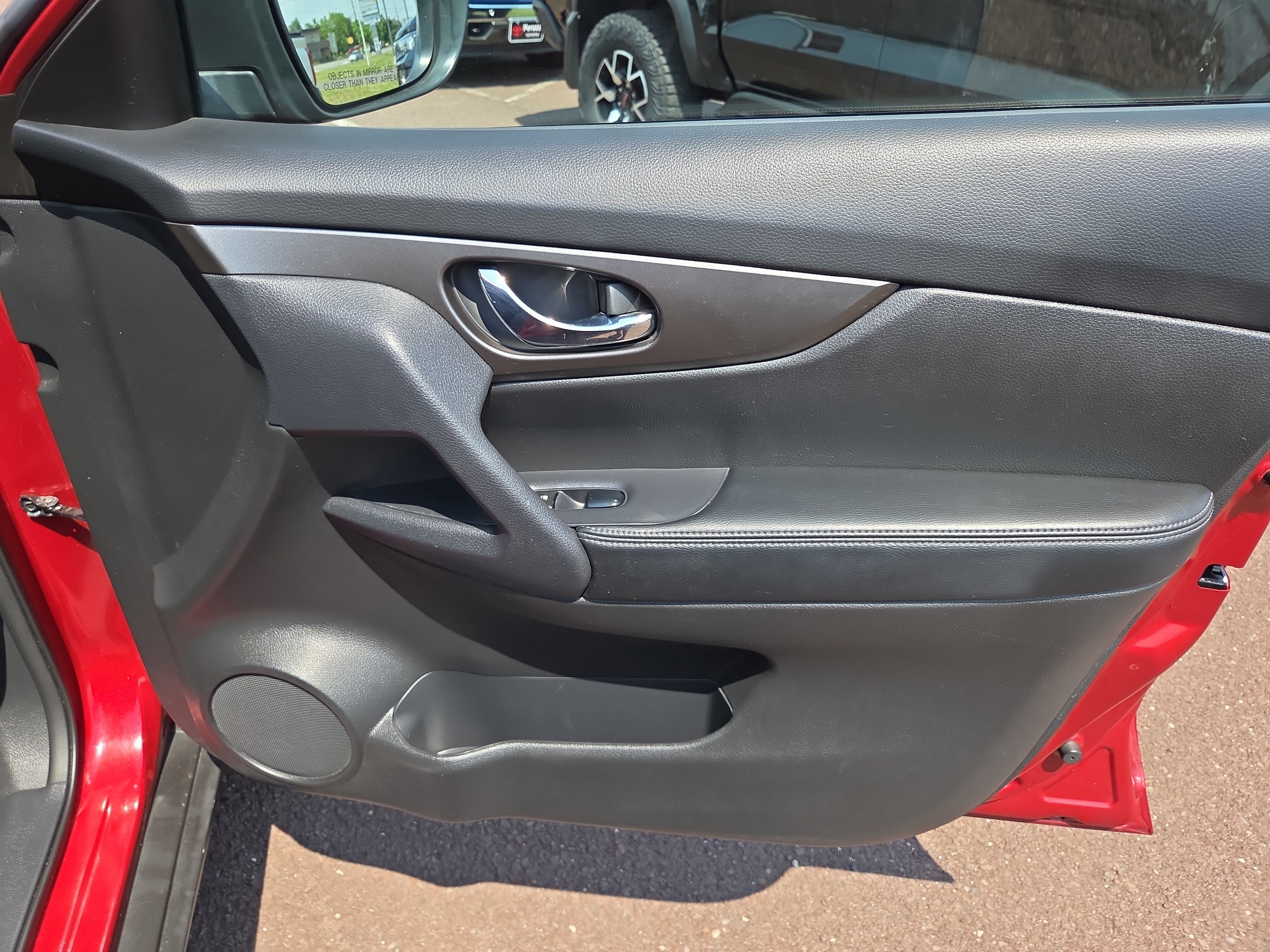 Used 2015 Nissan Rogue SV AWD/4WD image 17