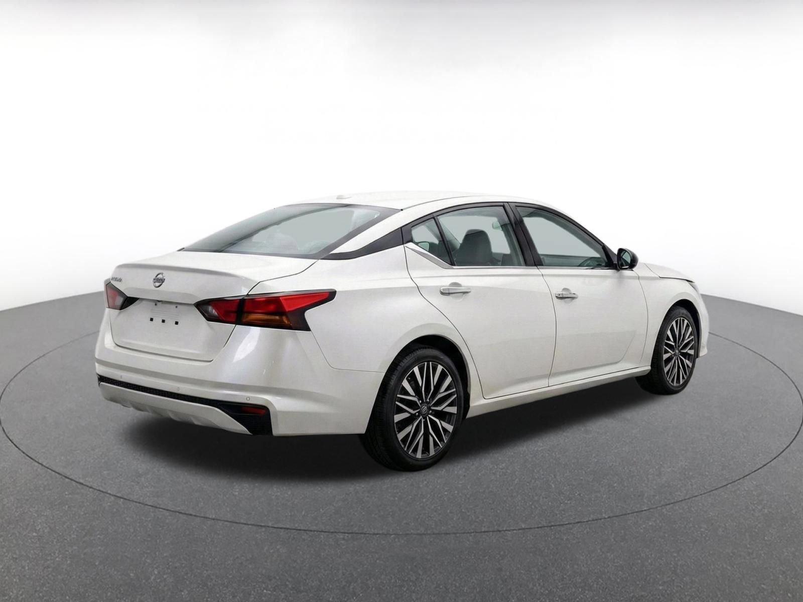 Used 2025 Nissan Altima 2.5 SV FWD image 8