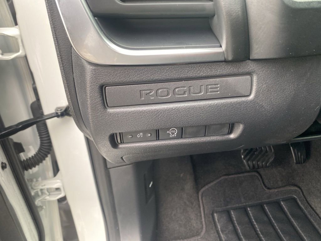 Used 2023 Nissan Rogue S image 15