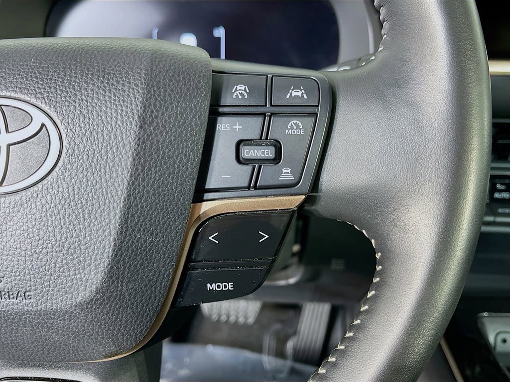Used 2025 Toyota Crown XLE AWD/4WD image 17