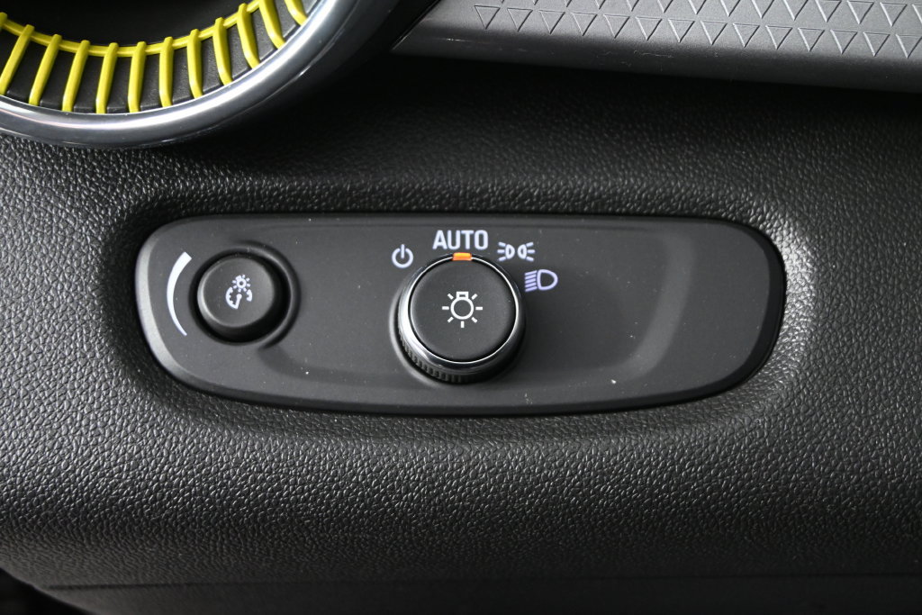 Used 2025 Chevrolet Trax LT FWD image 23