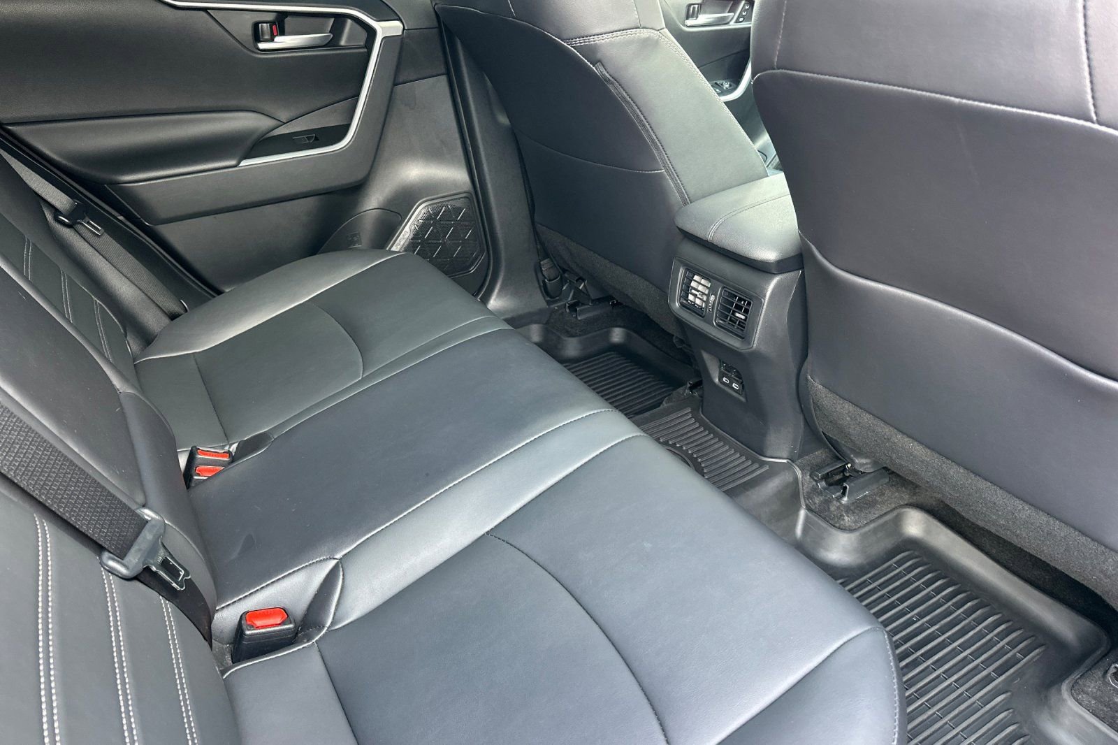 Used 2023 Toyota RAV4 XLE Premium image 20