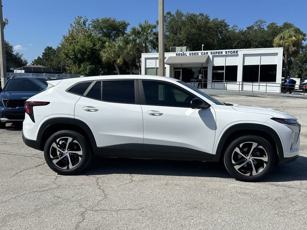 Used 2025 Chevrolet Trax RS FWD image 4