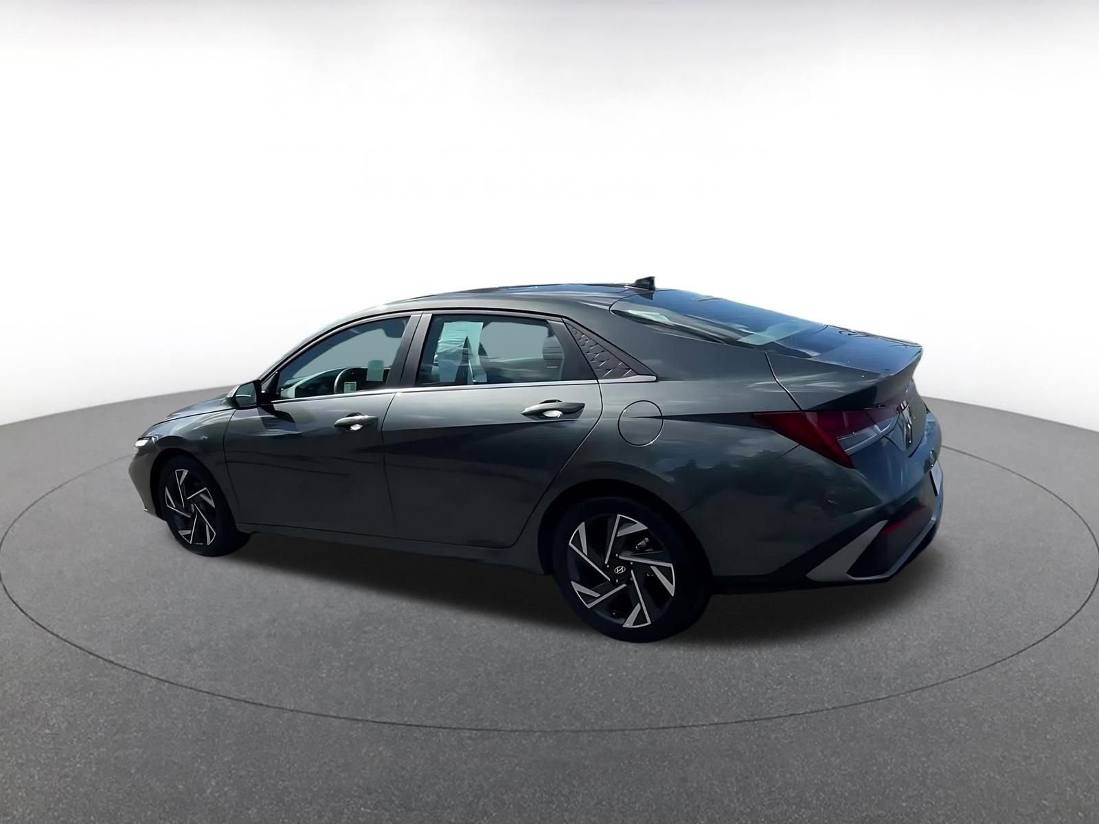 Used 2025 Hyundai Elantra SEL FWD image 10
