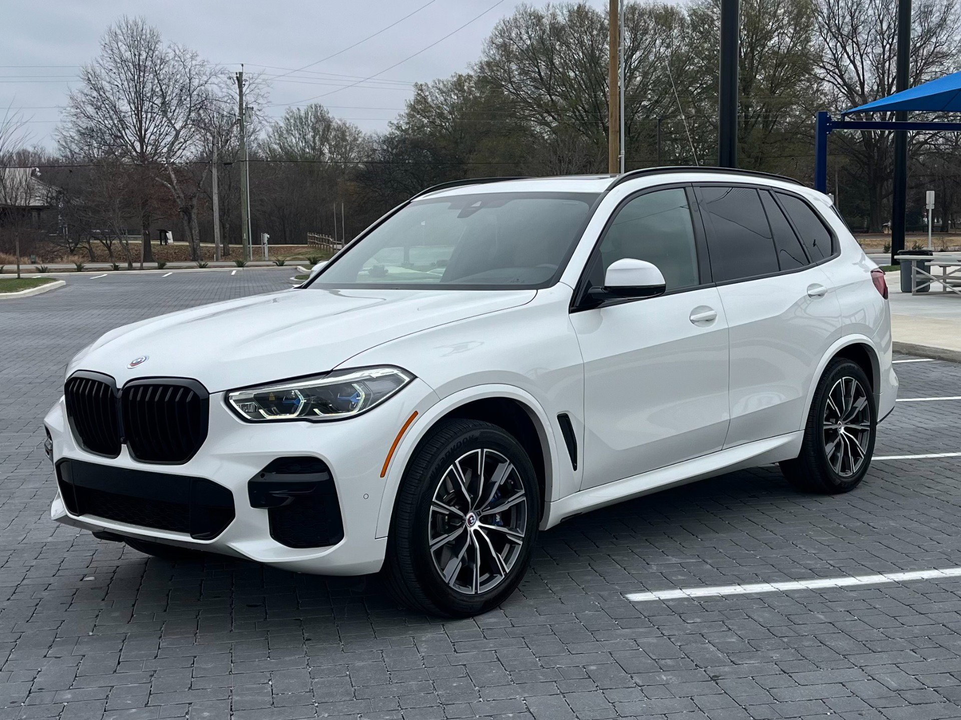 Used 2022 BMW X5 M50i w/ Executive Package image 2