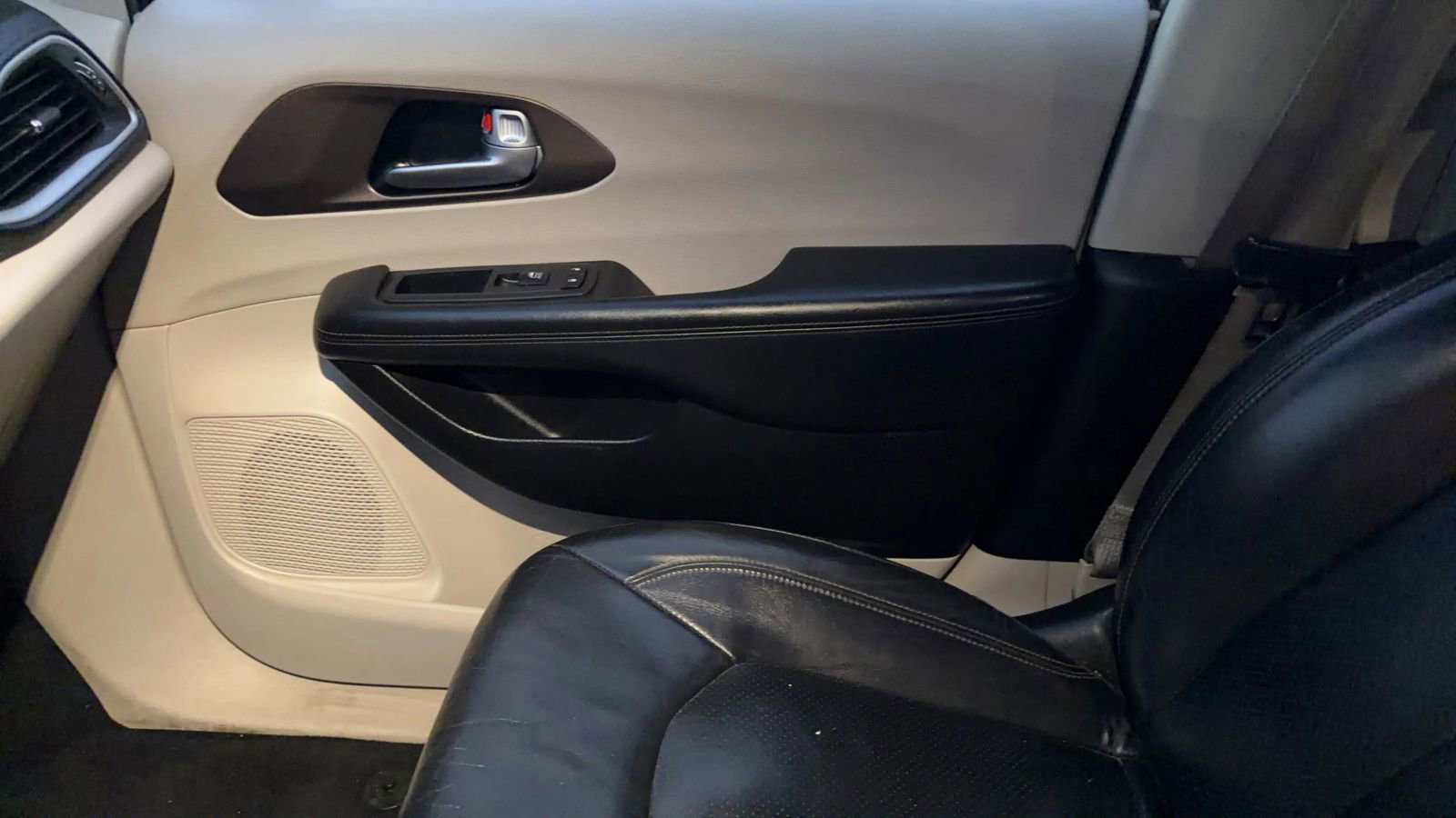 Used 2018 Chrysler Pacifica Touring-L image 27