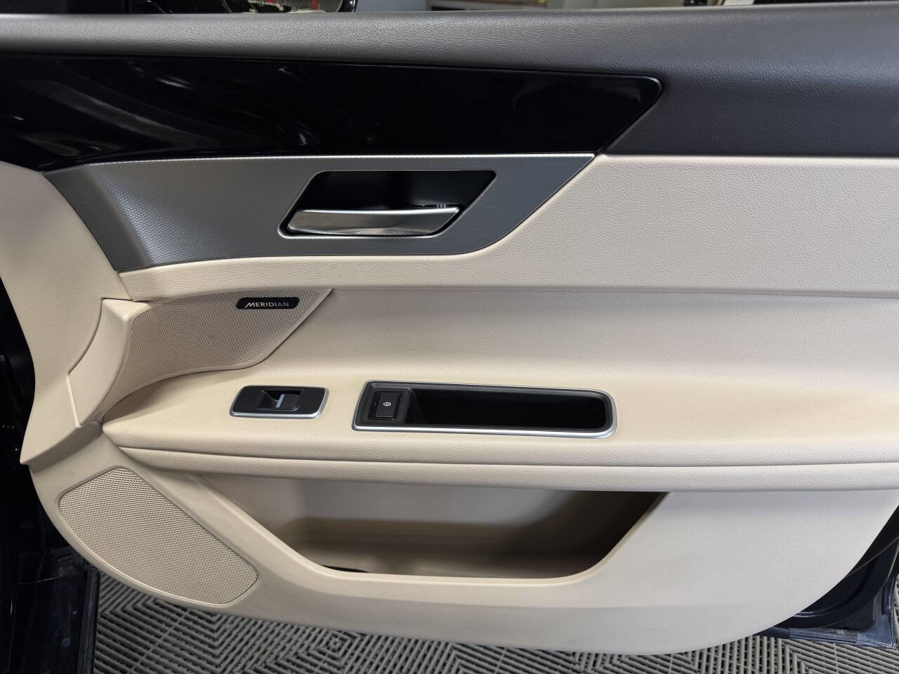 Used 2020 Jaguar XF Premium image 60