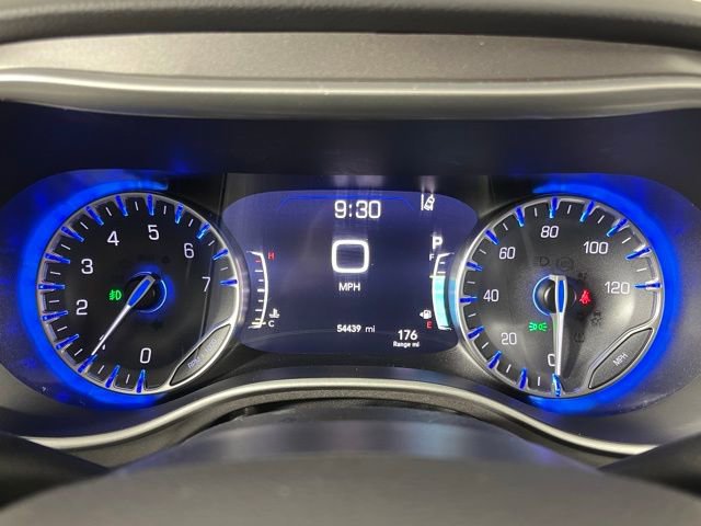 Used 2023 Chrysler Pacifica Touring-L image 16