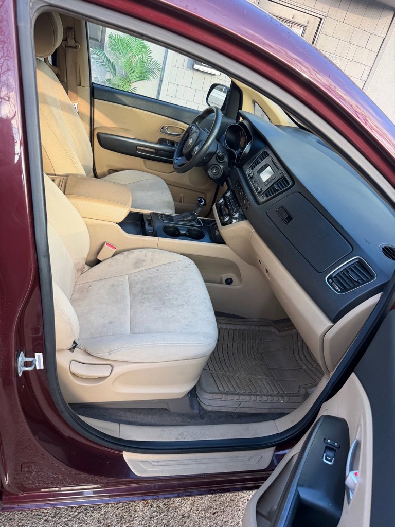 Used 2015 Kia Sedona LX image 6