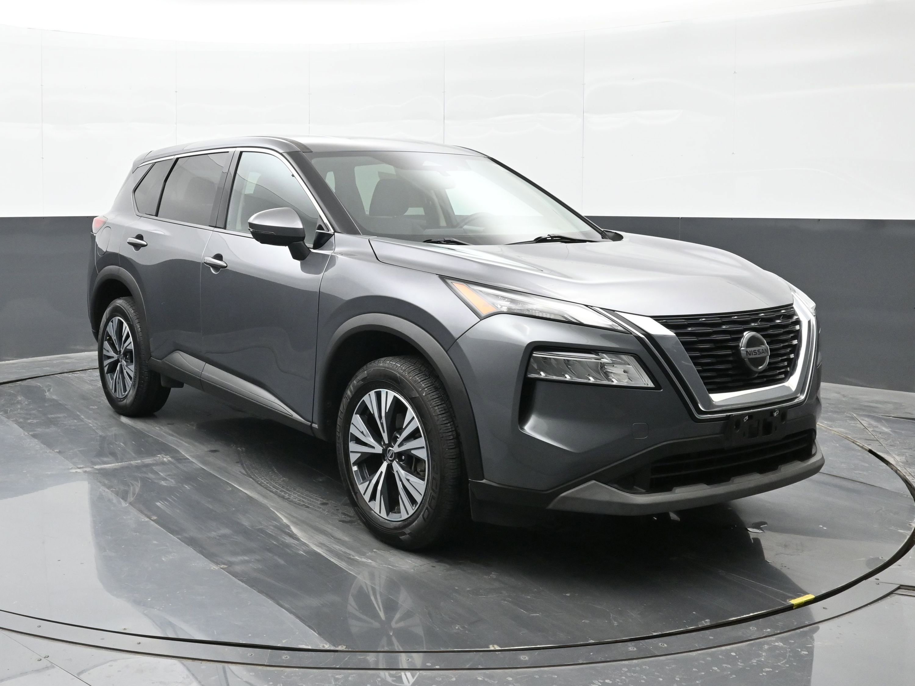 Used 2021 Nissan Rogue SV image 2