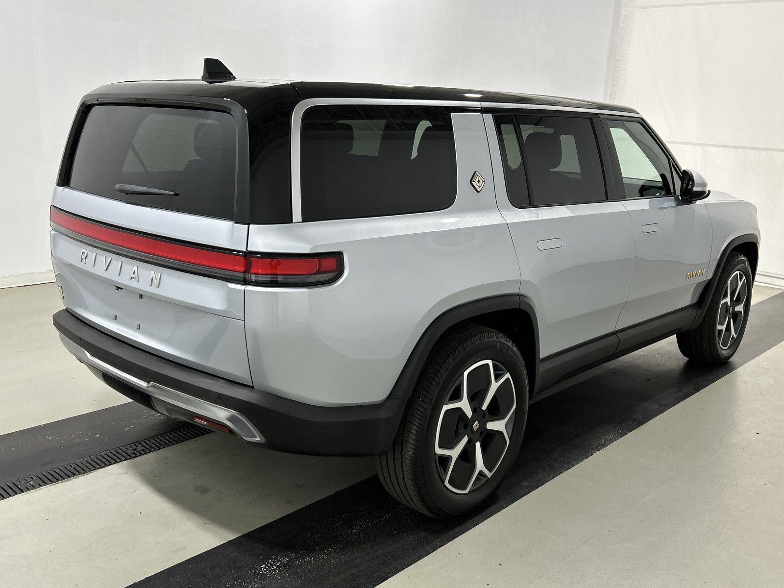 Used 2024 Rivian R1S Adventure AWD/4WD image 5