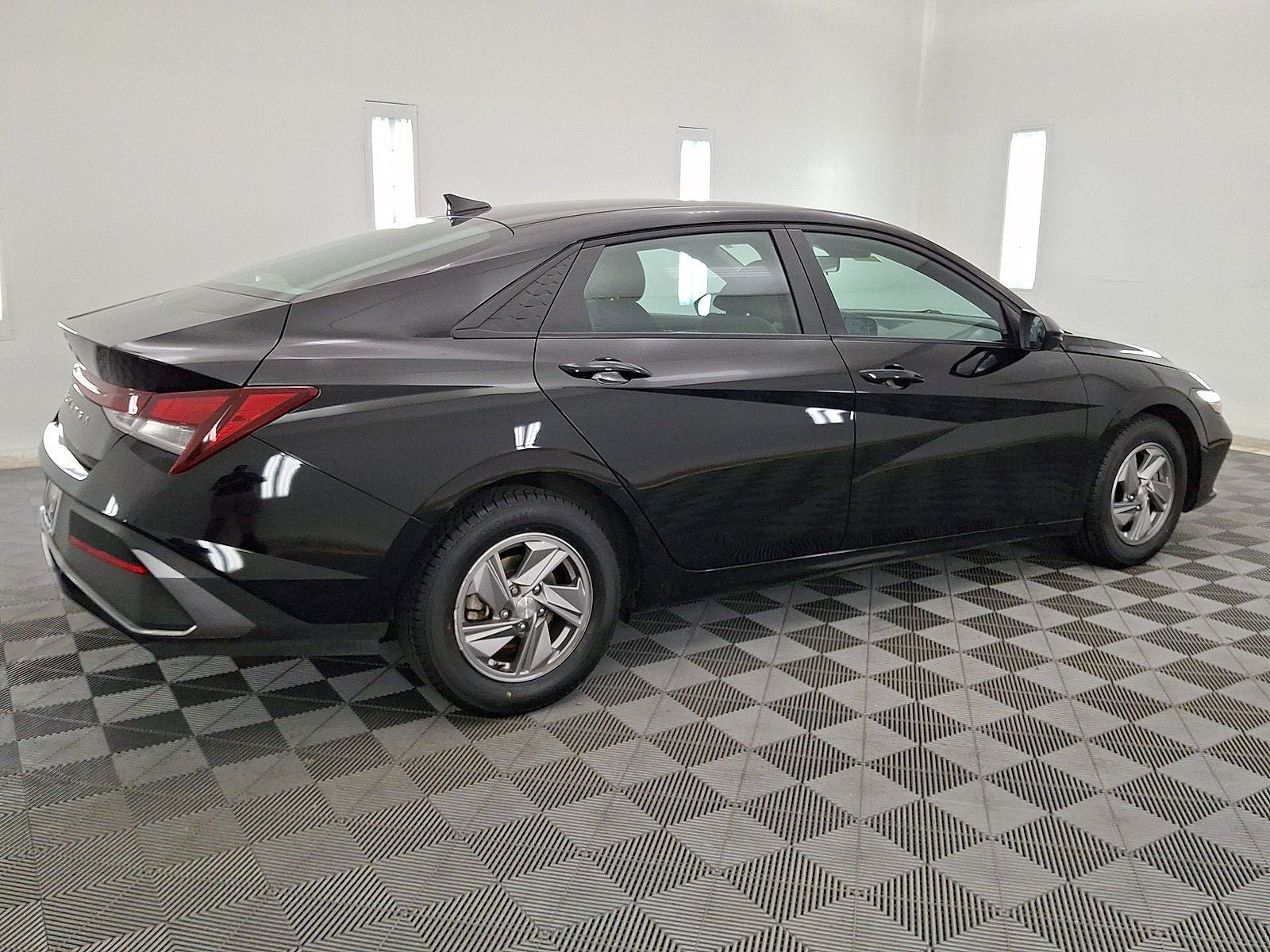 Used 2025 Hyundai Elantra SE w/ Cargo Package FWD image 17