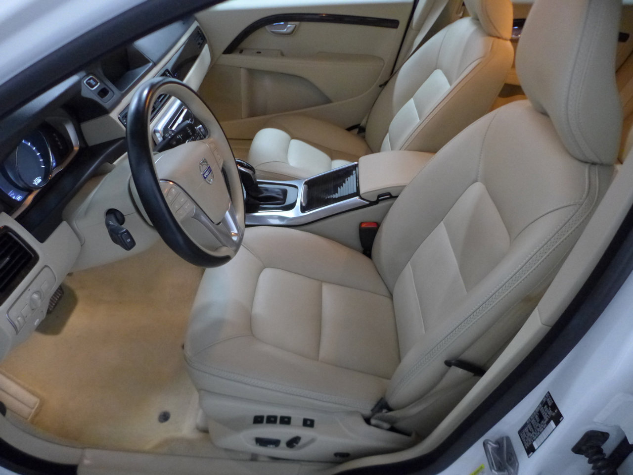 Used 2016 Volvo XC70 T5 Platinum w/ Protection Package image 41