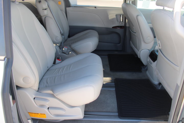 Used 2013 Toyota Sienna XLE FWD image 17